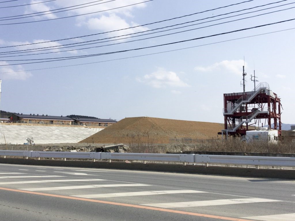 さんさん商店街と南三陸町防災対策庁舎