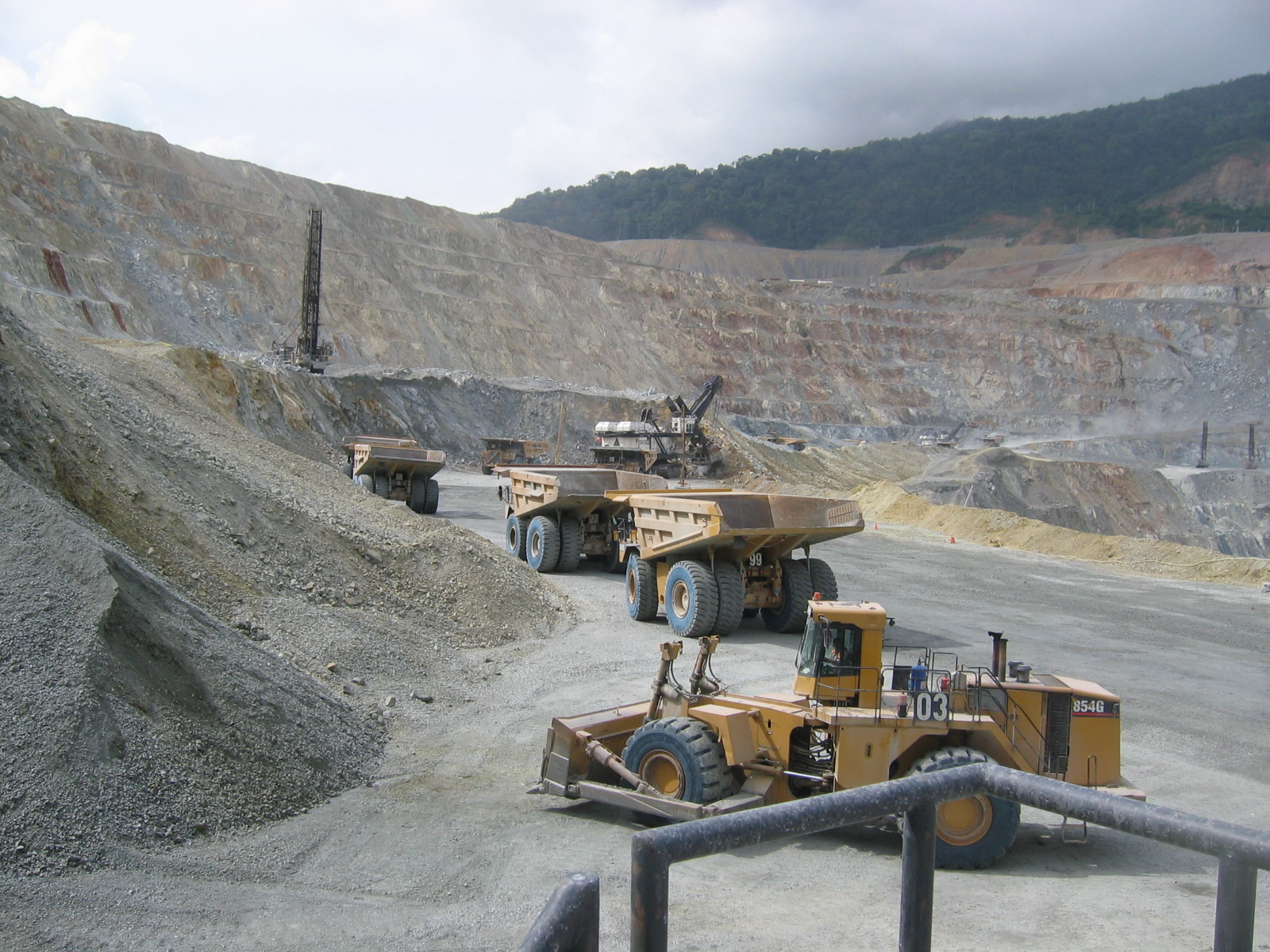 インドネシア金鉱山採掘現場