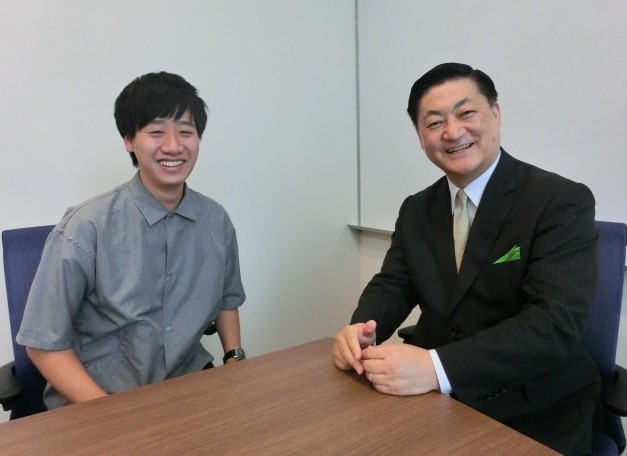 横浜国立大学大学院の原田拳也さん（左）と山口博氏