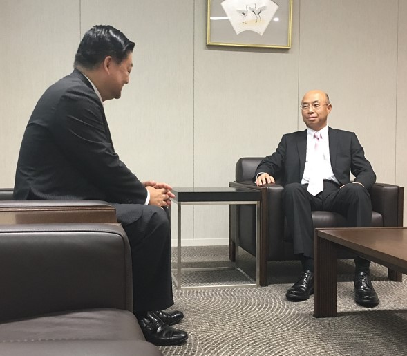 宮本氏（右）と聞き手の山口博氏