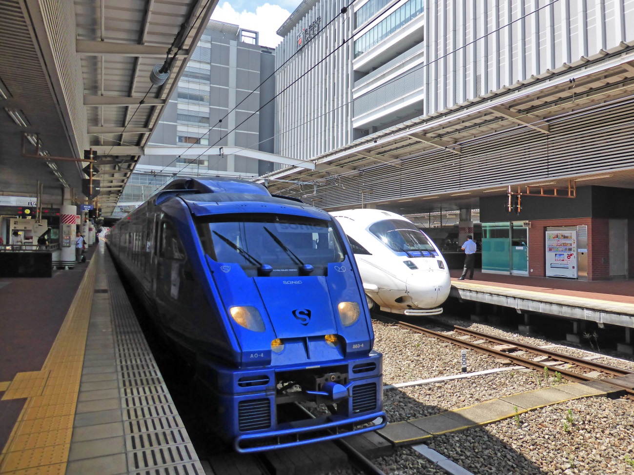 博多駅、大分行の特急「ソニック」