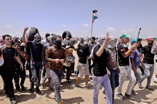 ガザのデモ参加者ら。皆、武装などしておらず、丸腰だ