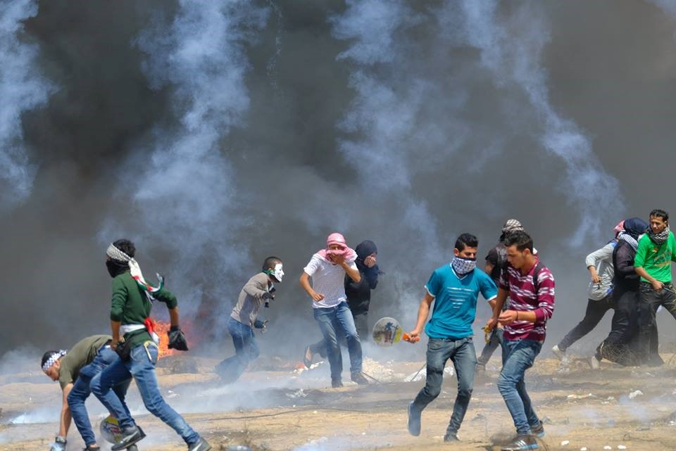 イスラエル軍の催涙ガスから逃げる人々