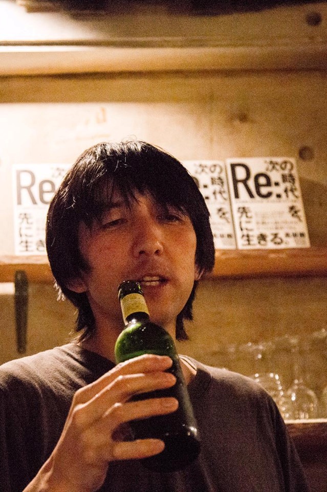 ビールを飲む髙坂さん