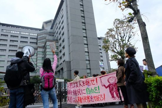 長期収容や医療の不備などについて、東京入管前で抗議する市民団体