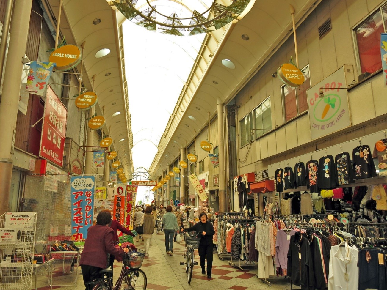 十三駅前の商店街