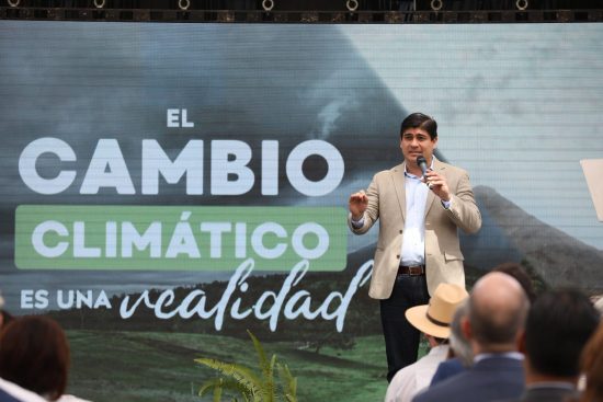 2月24日、脱炭素化国家計画を発表するアルバラード大統領