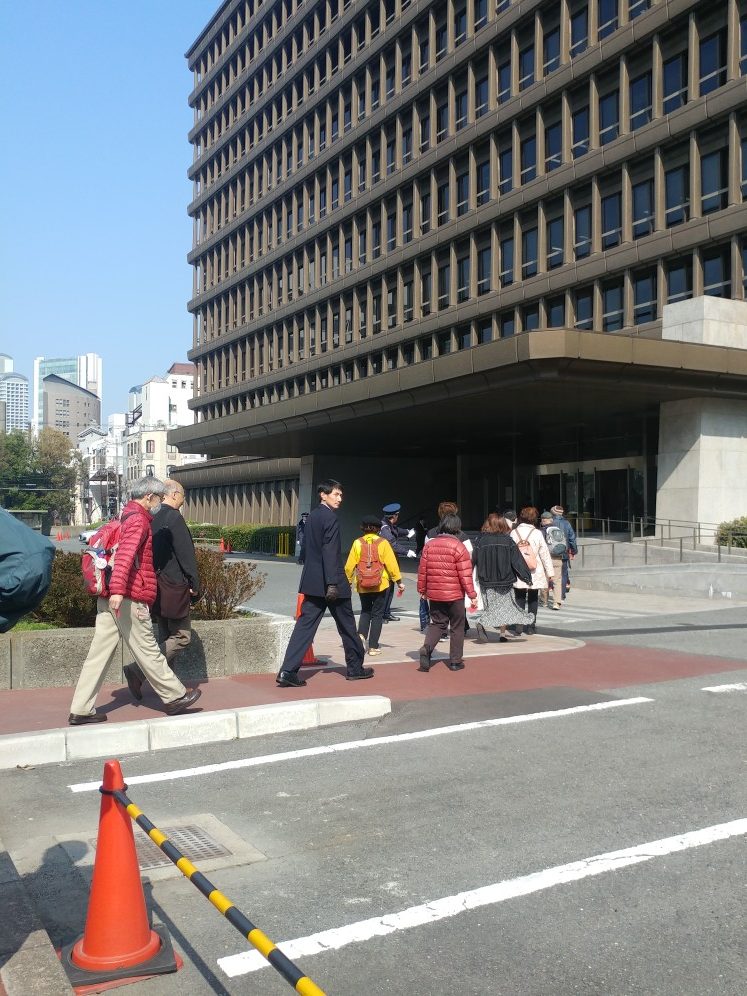 法廷に向かう岩上さん支援者　