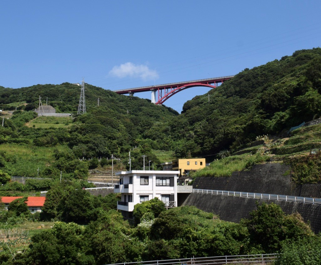 塩成(しおなし)集落から見上げた堀切大橋