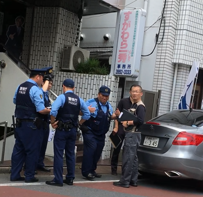 菅原一秀議員の事務所前に集結する警察官