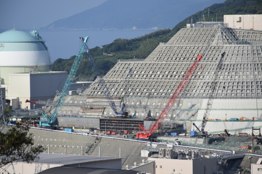 擁壁強化工事中の斜面