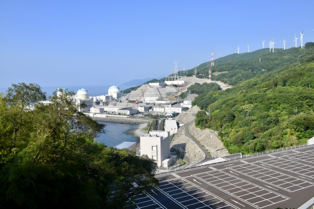 モニタリングポスト付近から見た伊方発電所