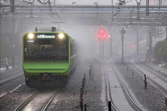 大雨の中の電車
