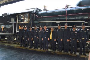 SLの職員とタイ国鉄の幹部