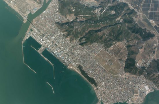 2011年3月19日撮影の石巻漁港から旧北上川河口の航空写真