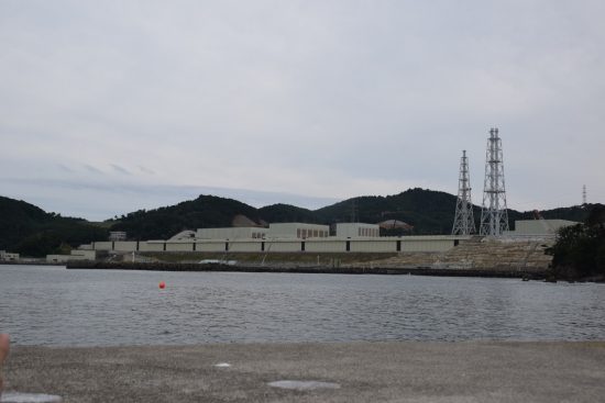 小屋取漁港からみた女川原子力発電所