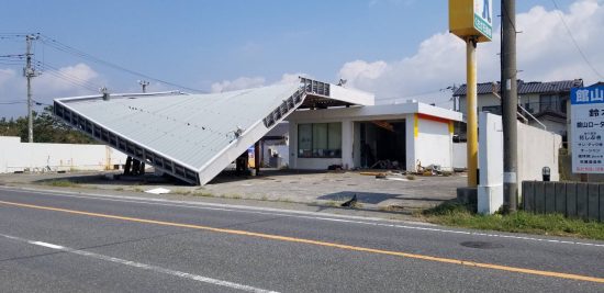 屋根が崩落したガソリンスタンド