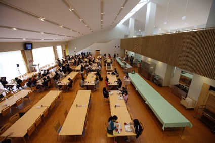 幸福の科学学園那須校の食堂で食事をする生徒たち（藤倉善郎撮影）