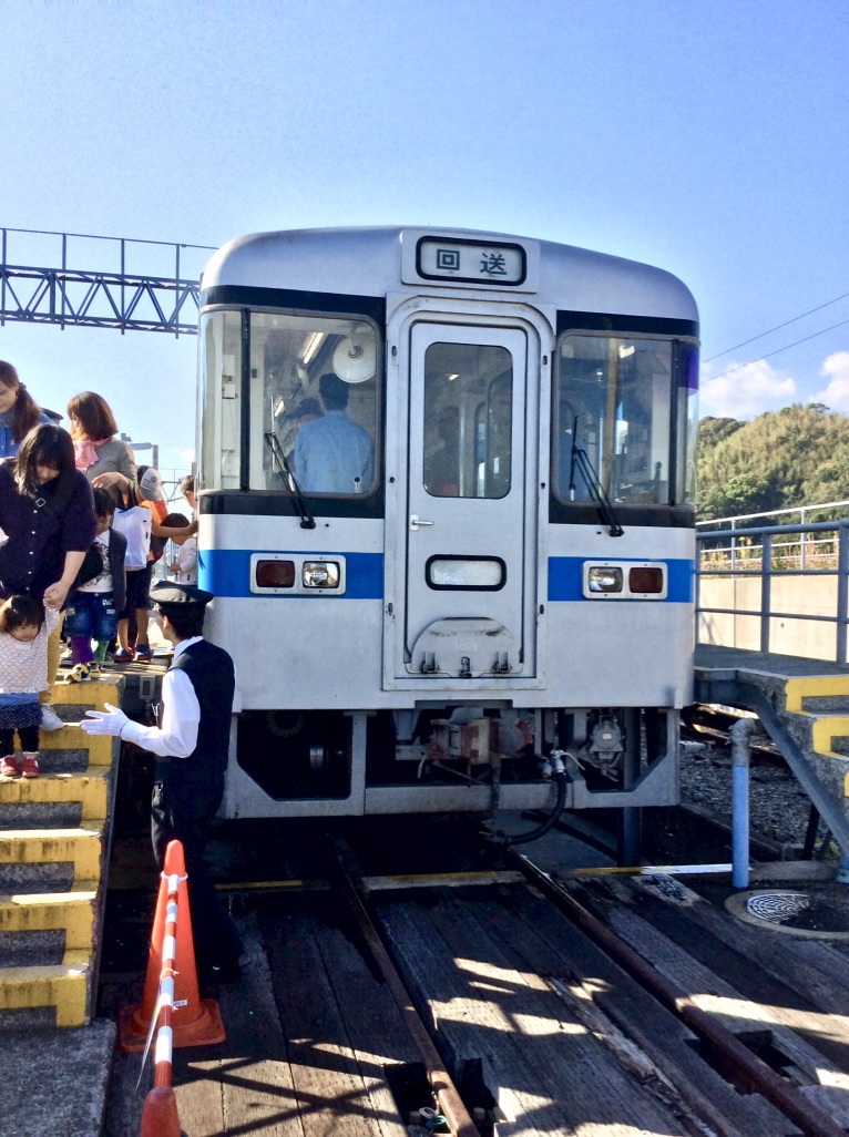 洗車体験を終えて降車する親子連れ