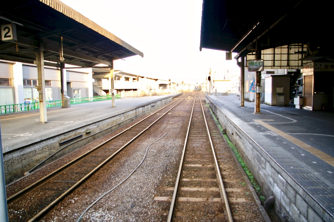 移転9日後の高知駅旧1番線と2番線