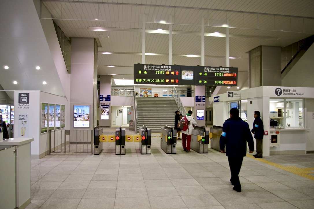 開業9日後の高知駅改札口