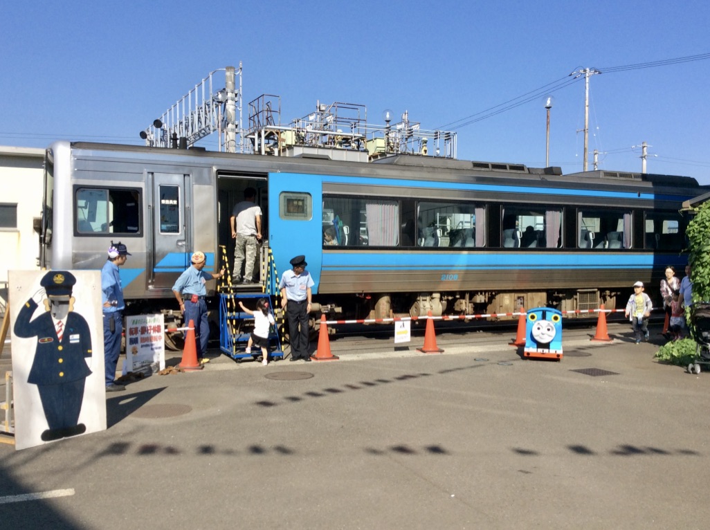 切妻型の2000系先頭車