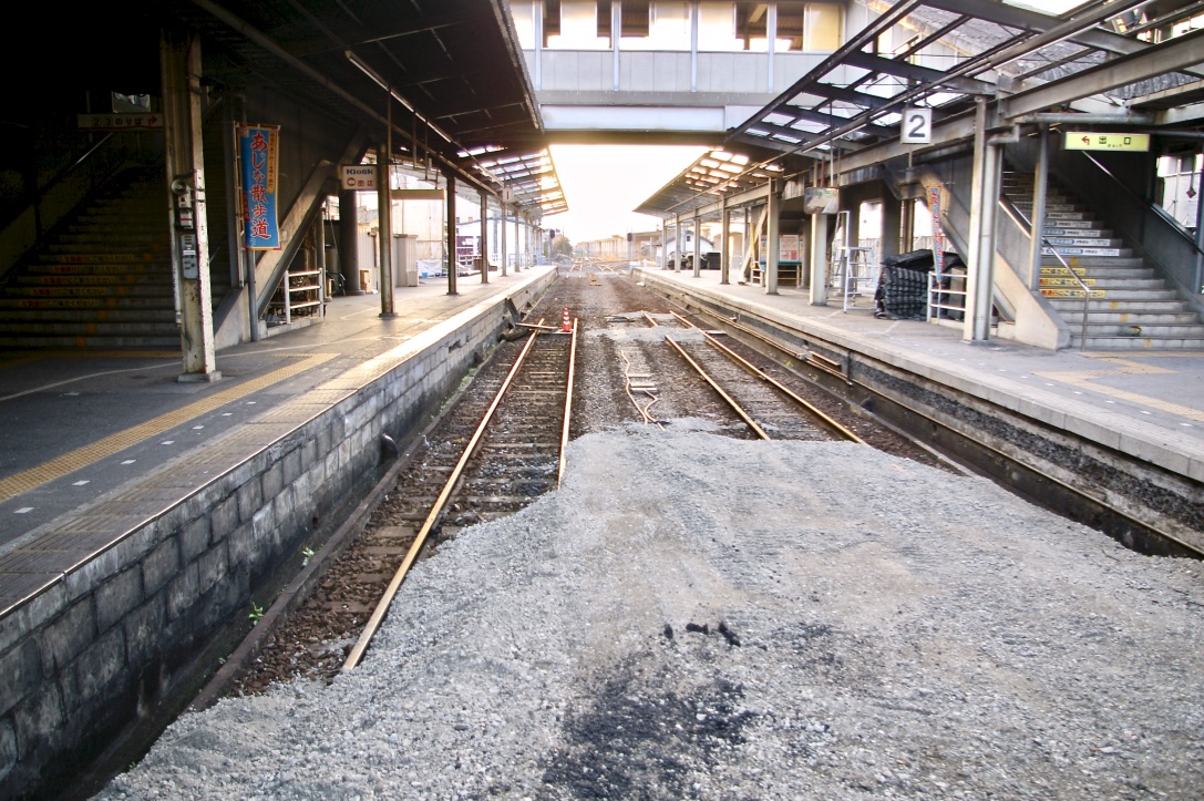 移転9日後の高知駅旧1番線と2番線