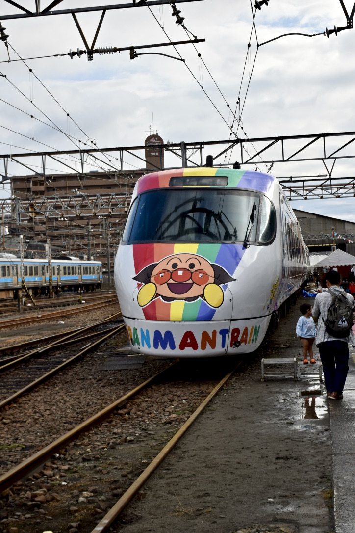 JR四国8000系アンパンマン電車