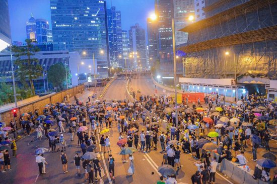 香港。摩天楼とデモ隊