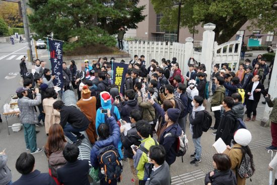 北村さんを排除しに現れた職員に学生たちが抗議