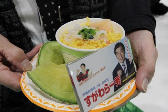 鈴木エイト氏が会場の料理で作成したカニご飯とメロンのセット