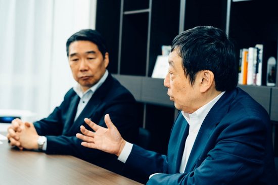 前川喜平さん（左）と寺脇研さん（右）