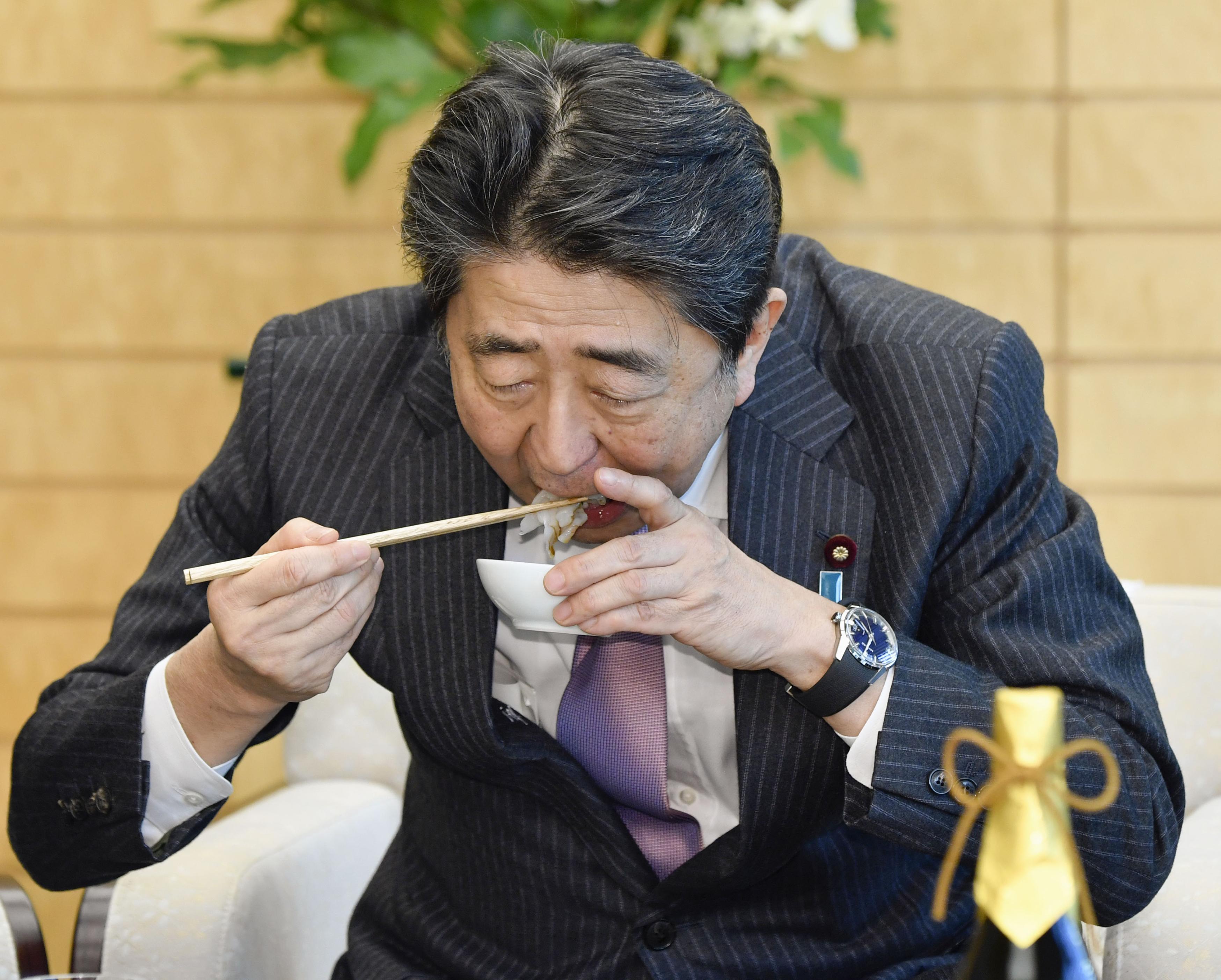 トラフグを食べる安倍首相