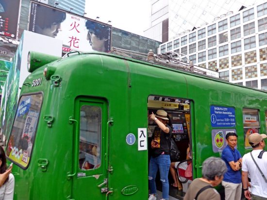 渋谷駅前・ハチ公前ひろばでお馴染みとなった緑の電車