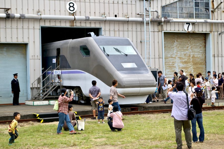 かつて多度津工場で展示中の第1次試験車両（GCT01-1）