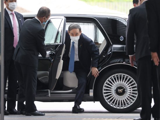首相官邸に入る自民党の菅義偉総裁