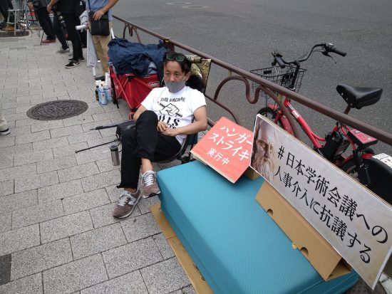 官邸前で抗議のハンストを行う著述家の菅野完氏
