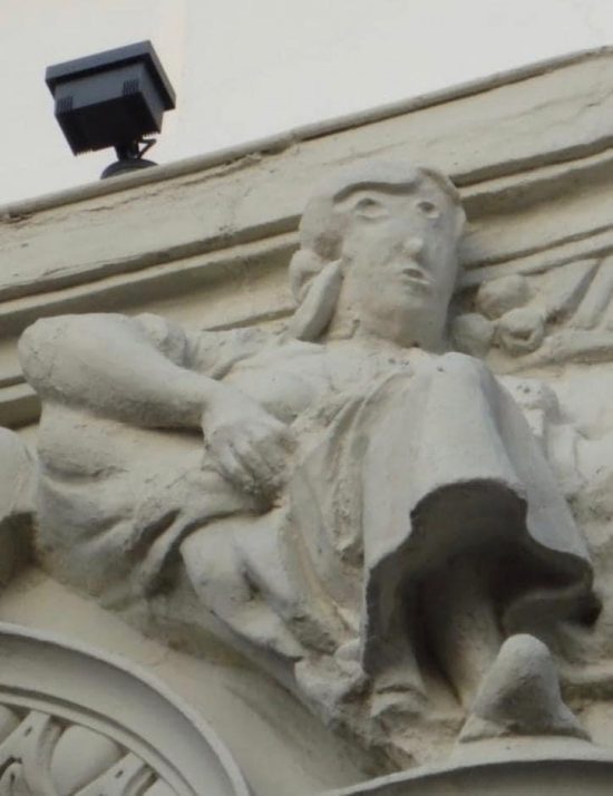 ウニカッハ銀行の彫刻「修復」後