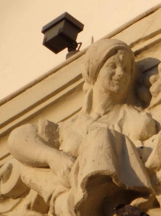 ウニカッハ銀行の彫刻「修復」前