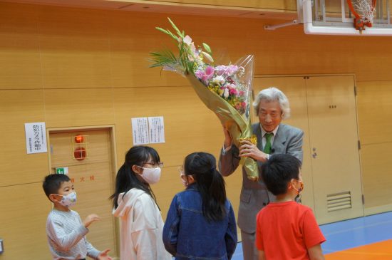 講演後に子供たちから花束贈呈を受けた小泉氏