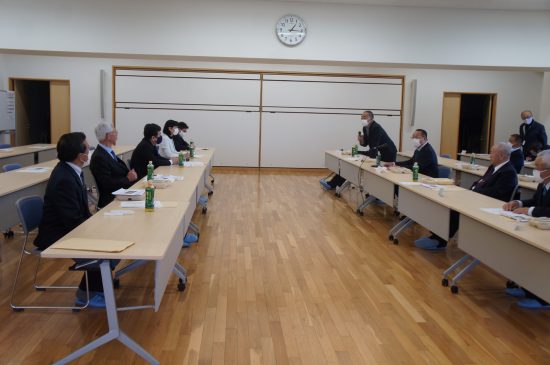 枝野代表（左列中央）は11月15日に相馬双葉漁協を訪問、汚染水の海洋放出問題について意見交換をした