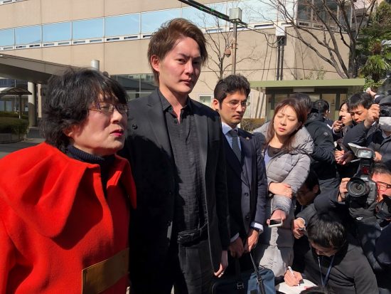 2020年2月、大阪地裁前で籠池夫妻の一審判決後、取材を受ける三崎優太氏。