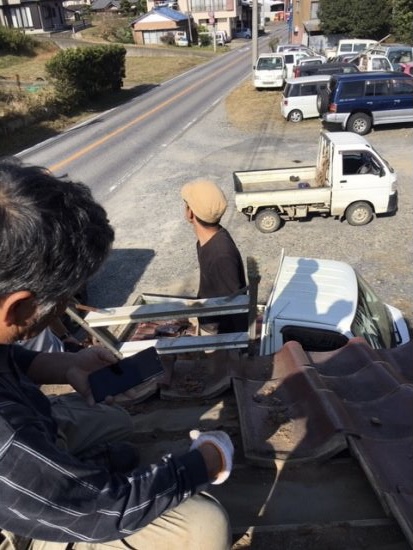 解体する家屋の屋根瓦を外して保管