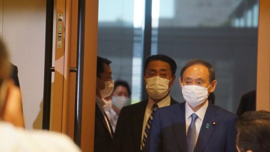 小池知事に感染爆発の責任をすべて押しつけられた形の菅首相