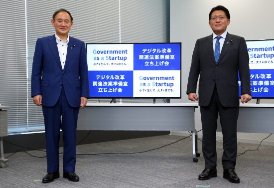 菅義偉首相（左）と平井卓也デジタル改革担当相