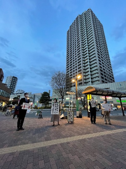 19日、石神井公園駅前で行われた地元市民団体によるリレースピーチ