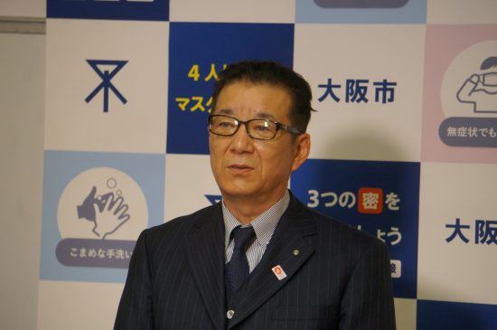 一元化条例可決の直後、囲み取材に応じる松井一郎・大阪市長（日本維新の会代表）