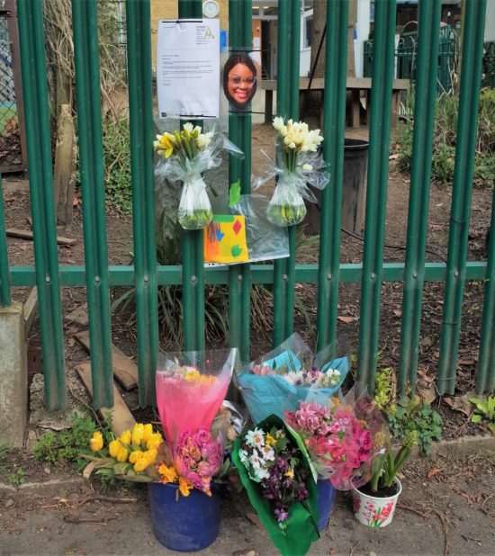 コロナ禍のピークに亡くなった近所の学校の職員さんへの献花
