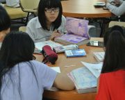 「国際交流基金」の図書館で漫画を読むベトナムの女のコたち