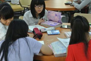 「国際交流基金」の図書館で漫画を読むベトナムの女のコたち